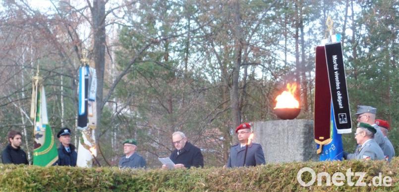 Kohlbergs Bürgermeister Rudolf Götz mahnt am Samstag beim Kriegerdenkmal in Röthenbach, die Erinnerungskultur an die Opfer der Kriege zu pflegen. Die Gedenkfeier zum Volkstrauertag im Markt hat dann am Sonntag stattgefunden. Bild: jml