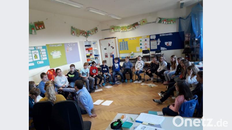 Die Viertklässler haben sich auf den Besuch der BR-Reporter Sophia Ruhstorfer und Tobias Dörges bestens vorbereitet. Bild: gz