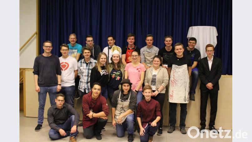 Friedliches Gruppenfoto nach einer heißen Küchenschlacht im Pfarrheim. Die Ministranten wagten sich an Drei-Gänge-Menüs und begeisterten mit ihren Gerichten die Juroren. Sieger ist Team "Paprika". Bild: exb