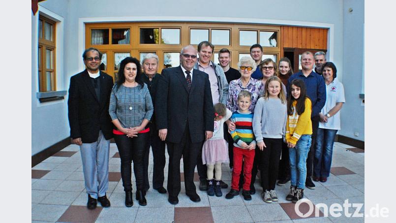 Rosa Bauer (Bildmitte) feierte ihren 85. Geburtstag. Es gratulierten Tochter Irene Teubner (rechts neben ihr), Sohn Markus Bauer (dahinter) sowie Pfarrer George Parankimalil, Christa Dietl (Pfarrei), Seniorenbeauftragter Franz Danhauser, Bürgermeister Klaus Meyer (von links) sowie Martha und Günter Plonner von der BRK Bereitschaft Neualbenreuth (ganz rechts). Bild: enz