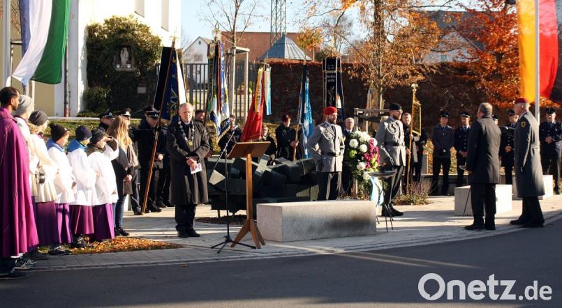 Bürgermeister Michael Bauer gedenkt mit zahlreichen Bürgern am Mahnmal vor der Marienkirche der Gefallenen beider Weltkriege. Bild: zer