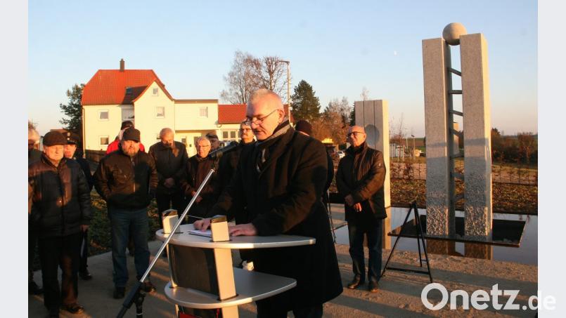 Bürgermeister Roth eröffnete am vergangenen Samstag den neugestalteten Friedenshain am Bürgerpark. Zugleich verband er den Festakt mit der Feier zum Volkstrauertag. Bild: wro