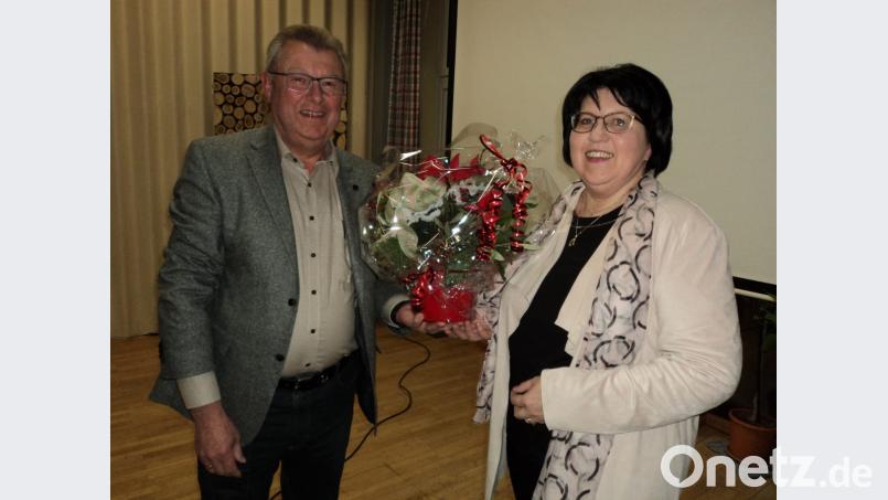 Gerhard Lenhart überreicht an Frau Sabine Willecke ein Präsent Bild: ksi