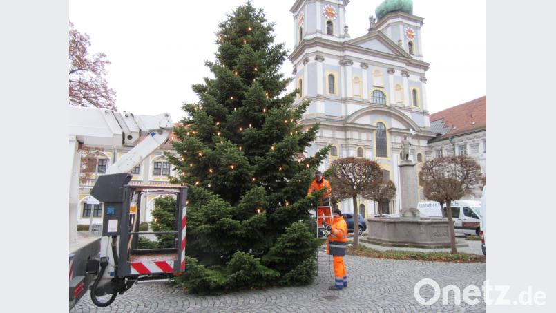 Die Bauhof-Mitarbeiter Gerhard Burger und Hubert Thoma beim Montieren der Christbaumbeleuchtung. Bild: kgg