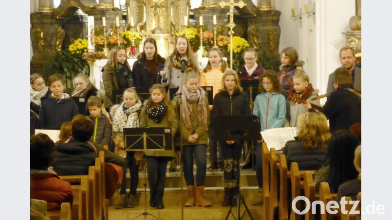 Der Kinder- und Jugendchor „Regenbogen“ im voll besetzten Gotteshaus. Bild: fsb