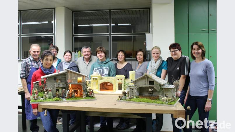 Die Teilnehmer am Krippenbaukurs wurden von Georg Schmittner (links) unterstützt. Bild: ema