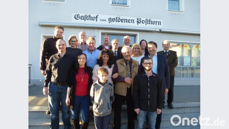 Nichts tun ist nichts für den junggebliebenen Albert Koppmann (vorne, Zweiter von rechts) mit Familie und Vertretern der Gemeinde, Pfarrei und Vereinen. Bild: bk