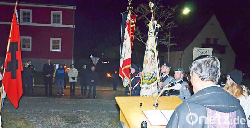 Mit Fahnen, Fackeln und Marschmusik: Der Messe in der Pfarrkirche folgt das Gedenken zum Volkstrauertag am Kirchenthumbacher Kriegerdenkmal. Pfarrer Augustin Lobo spricht dabei Gebete. Bild: ü
