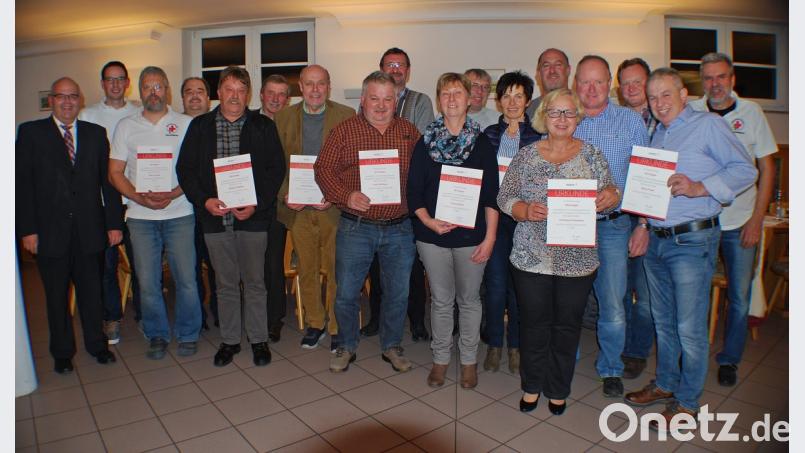Die BRK Bereitschaft Neualbenreuth zeichnete langjährige Blutspender aus. Die Ehrungen nahmen Bürgermeister Klaus Meyer (links) und der Bereitschaftsleiter Günter Plonner (2. Reihe rechts) vor. Bild: enz