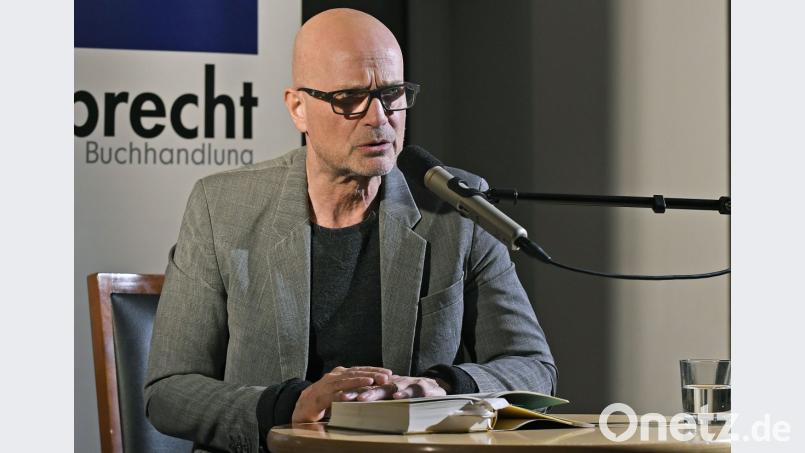 Am Abend ist er als „Kriminalist“ im Fernsehen zu sehen, live können die Zuhörer Christian Berkel in der Amberger Buchhandlung Rupprecht erleben. Dort liest er aus seinem aktuellen Roman „Der Apfelbaum“. Bild: Petra Hartl