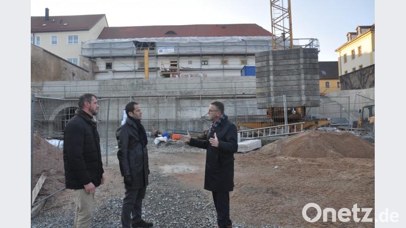 Zu den besonderen Baustellen in der Kreisstadt gehört die Sanierung der alten Polizeiinspektion. Dort soll bis September 2019 der Lernstandort der OTH Regensburg entstehen. Beim Besuch von Abgeordneten Albert Rupprecht (Mitte) stellten Bürgermeister Franz Stahl (rechts) und CSU-Ortsvorsitzender Huberth Rosner das Projekt vor. Bild: ws