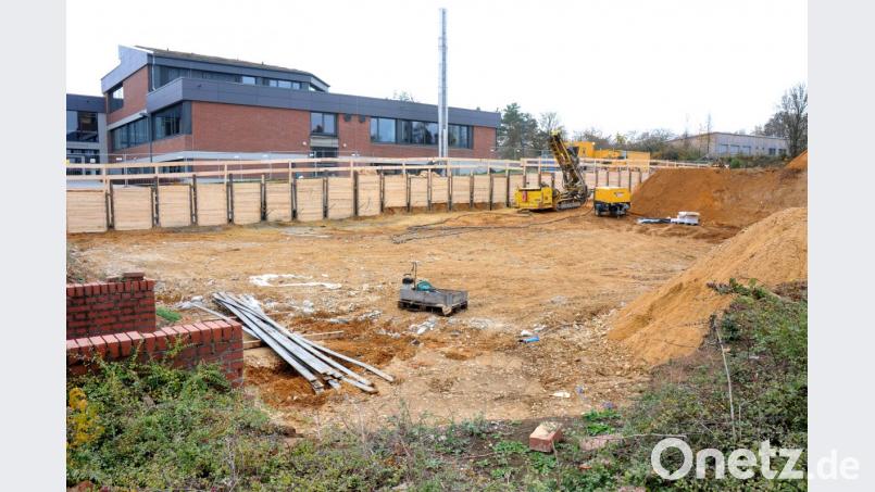 In die Baustelle an der Schönwerth-Realschule – hier entstehen unter anderem eine Dreifachturnhalle und Räume für die Ganztagsschule – darf die Stadt jetzt 1,15 Millionen Euro mehr stecken, als zunächst veranschlagt worden war. Bild: Stephan Huber