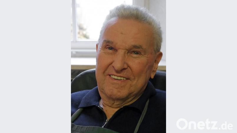 Der 90-jährige Robert Schneider ist von der Schnitzerei begeistert. Bild: tr