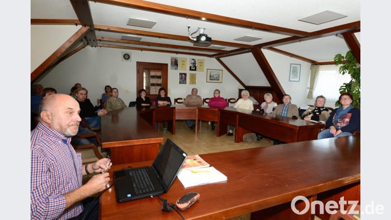 Rupert Herrmann lässt im Rathaussaal Georgenberg die Geschichte des Ortsteiles Lösselmühle ablaufen. Bild: bey