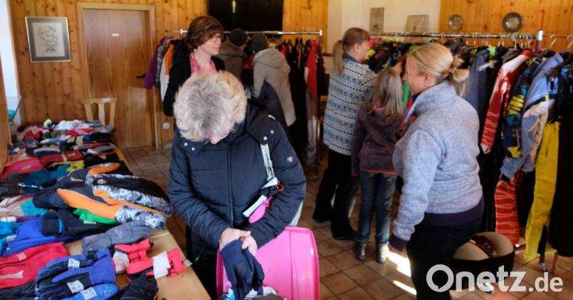 Gedränge bei der Winterbörse des TV Floß. Viele Familien decken ihre Kinder mit Skiausrüstung ein. Bild: le