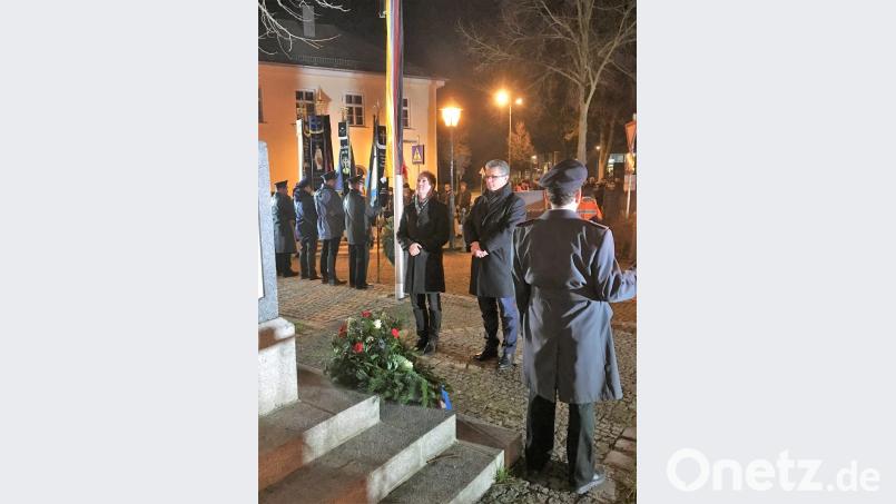 Stadtpfarrer Stefan Wagner und Bürgermeister Martin Birner (von links) legten am Kriegerdenkmal einen Kranz nieder. Bild: sns
