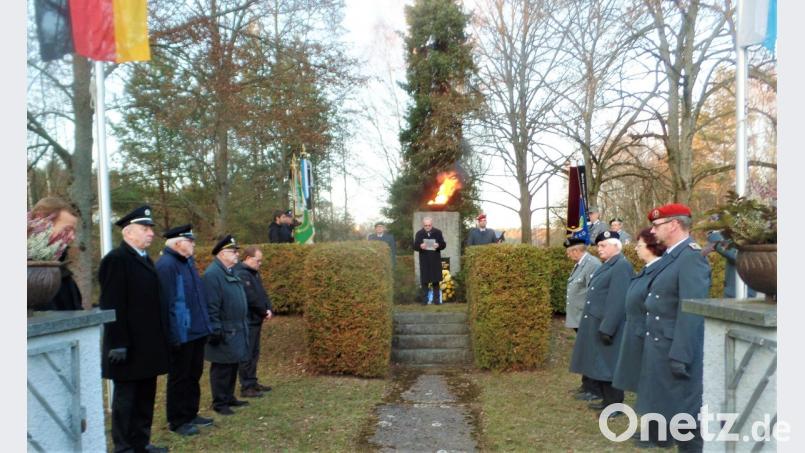 Kohlbergs Bürgermeister Rudolf Götz mahnt am Samstag beim Kriegerdenkmal in Röthenbach, die Erinnerungskultur an die Opfer der Kriege zu pflegen. Die Gedenkfeier zum Volkstrauertag im Markt hat dann am Sonntag stattgefunden. Bild: jml