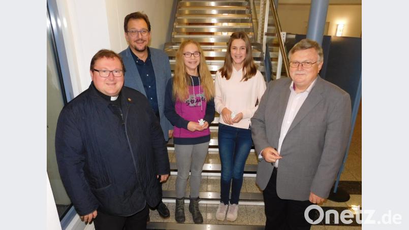 Für Christkind Anna Hoppert und Engel Ana Verhovsek (Dritte und Vierte von links) ist der Terminkalender schon gut gefüllt. Zusammen mit Pfarrer Sven Grillmeier empfangen der Vorsitzende des Gewerbeverbandes, Franc Dierl, und Bürgermeister Manfred Porsch (von links) die beiden himmlischen Boten im Rathaus. Bild: hai