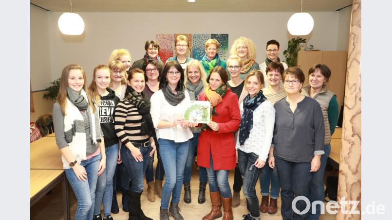 "Quersinger"-Leiterin Angelika Hederer (Achte von links) überreicht die Spende von 1000 Euro an "Sternenkinder"-Vorsitzende Beatrix Kempf. Bild: njn