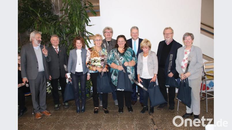 VHS-Leiter Manfred Lehner (links) und Gerd Geismann, der Vorsitzende des Fördervereins (Zweiter von links), ehrten langjährige VHS-Dozenten Bild: cog