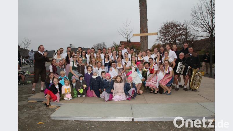 15 Paare tanzen bei der Freihunger Kirwa um den Baum. Bild: exb