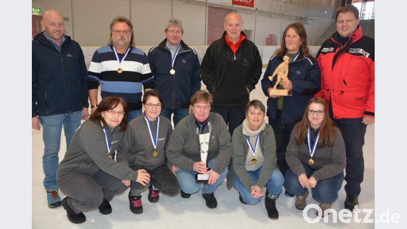 Nur sieben Mannschaften nahmen am Samstag an den 33. Eisstock-Stadtmeisterschaften in der Mitterteicher Eissporthalle teil. Unser Bild zeigt hockend den Sieger der Hobbyschützen, (von links) die Gut-Holz-Keglerinnen mit Elfriede Schönberger, Sandra Weiß, Lisa Weiß, Petra Schüßler und Anja Weiß. Stehend (von links) Stadtverbandsvorsitzender Peter Haibach, ESC-Vorsitzender Stefan Grillmeier, Hans Fischer, Helmut Vogl, Gudrun Vogl und 2. Bürgermeister Stefan Grillmeier. Bild: jr