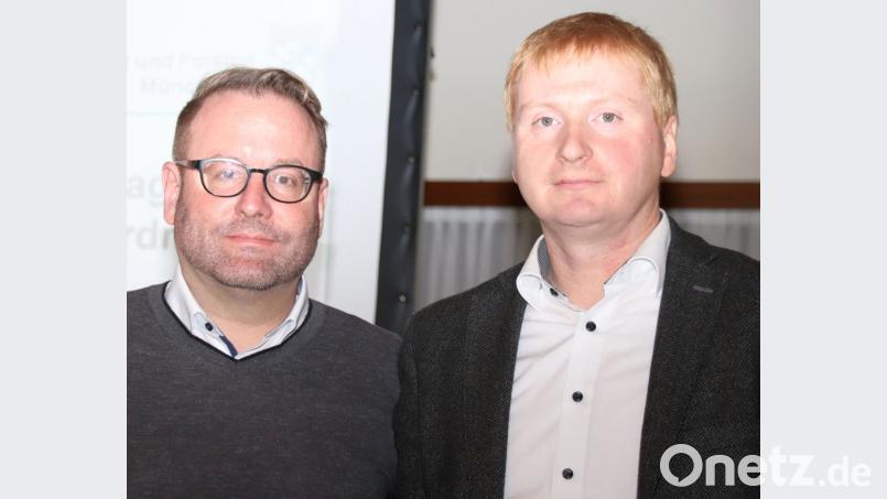 Baufachberater Wolfgang Willutzki und Georg Dietl (von links), der Leiter des Fachzentrums Rinderhaltung Cham, das auch für den Landkreis Schwandorf zuständig ist, informierten beim Milcherzeugertag in Wernberg-Köblitz über "gewässerschonende Milchproduktion". Bild: Dobler