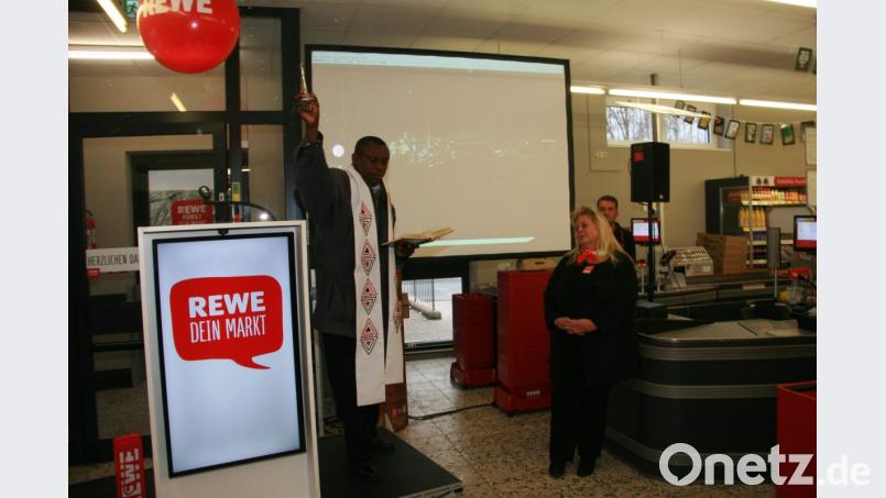 Den kirchlichen Segen spendet Pfarrvikar Franklin Mboma Emboni aus Falkenberg. Rechts im Bild Andrea Fürst. Bild: wro