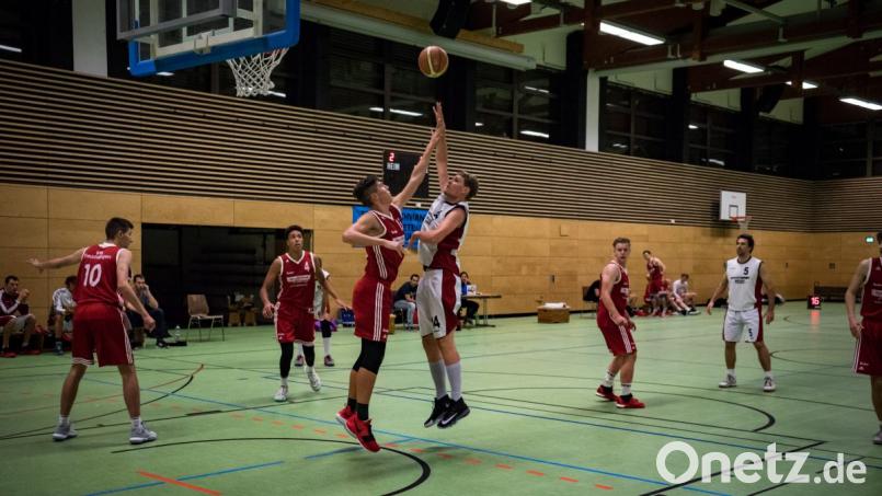 Alwin Prainer (rechts beim Wurfversuch) erzielte 22 Punkte für den TSV Schwandorf. Gegen starke Mittelfranken des TV Lauf reichte diese Ausbeute jedoch nicht für Zählbares. Bild: exb