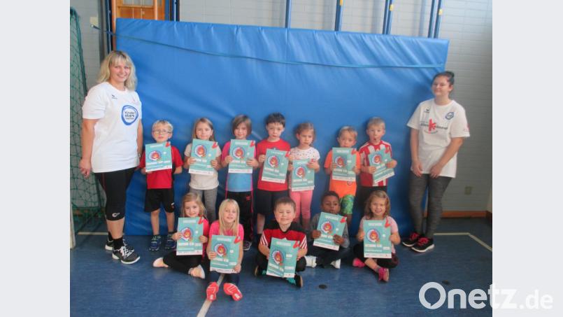 Die zwölf löwenstarken Kinder mit Übungsleiterin Martina Lorenz (links). Bild: fvo