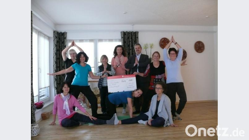 Für das Sozialamt der Stadt gibt es eine 500-Euro-Spende. Yoga-Lehrerin Kerstin Birkner stellt die Einnahmen zur Verfügung und stockt den Betrag auf 500 Euro auf. Bild: dob