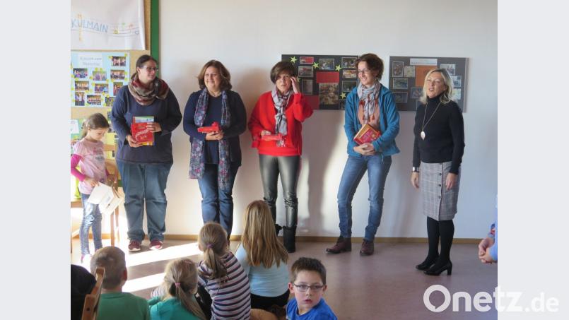Rektorin Christiane Böhm (rechts) bedankt sich bei den vier Vorleserinnen Anja Clement, Sieglinde Lorenz, Ursula Pleier und Iris Abramowski (von links). Bild: jzk
