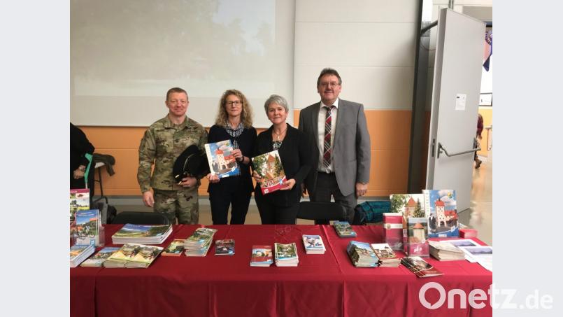 Bürgermeister Hans-Martin Schertl (rechts) und Kommandeur Thomas Hough besuchen den Stand der Stadt Vilseck, der von Adolfine Nitschke (Zweite von rechts) und Irene Felkl betreut wird. Bild: Stefanie Gradl