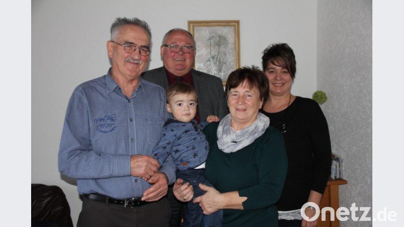 Zur Goldenen Hochzeit von Angelika und Albert Lintl war auch Bürgermeister Heinz Weigl (hinten, Mitte) gekommen. Mit auf dem Bild Enkel Benno und Schwiegertochter Birgit. Bild: frd