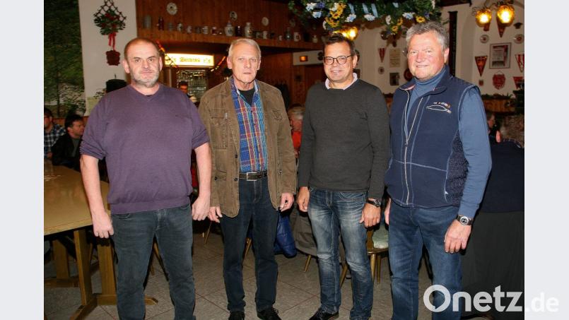 Hubert Greil (links), Vorsitzender des Imkervereins Wiesau-Schönhaid, dankt den Referenten Josef Ernst, Harald Schlöger und Johann Schön (von rechts) für die umfassenden Informationen. Bild: wro