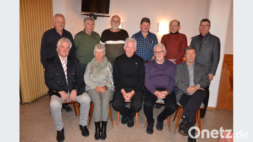 Die kommenden zwei Jahre führen Vorsitzender Konrad Lingl (vorne, Mitte) und sein Stellvertreter Johann Steger (vorne links) den VdK Moosbach. Kreisvorsitzender Josef Rewitzer (vorne rechts) und Bürgermeister Hermann Ach (rechts) gratulieren dem neuen Vorstand. Bild: gi