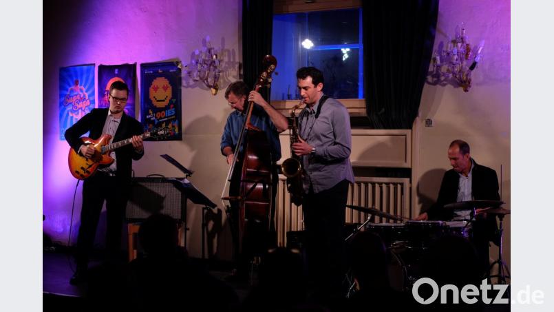 „Daheim in Amerika und in Europa“ ist ihr Motto: Paul Brändle (Gitarre), Will Woodard (Kontrabass), Brian Levy (Tenorsaxofon) und Rick Hollander (Schlagzeug) im Amberger Casino-Saal. Bild: lr