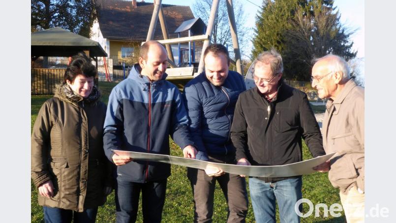 Die SPD vor Ort im Baugebiet Strohberg-Nord in Wolfsbach: Beisitzerin Rita Thomas, Gemeinderatsmitglied und Ortsvorsitzender Hans Ram, Beisitzer Michael Eichenseer, Fraktionssprecher Hans Eichenseer und Gemeinderat Augustin Berschneider (von links). Bild: sön