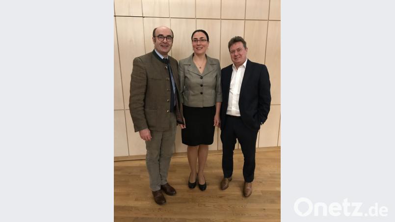 Bildunterschrift: Prof. Dr. Robert H.G. Schwinger, Chefarzt der Medizinischen Klinik II am Klinikum Weiden, Dr. med. Elena Perlifan, Lungenfachärztin an der Medizinischen Klinik II und Prof. Dr. med. Stefan Rosenkranz, geschäftsführender Oberarzt der Medizinischen Klinik III am Universitätsklinikum Köln referierten beim 34. Medizinischen Forum. Foto: Kliniken Nordoberpfalz AG. Bild: exb