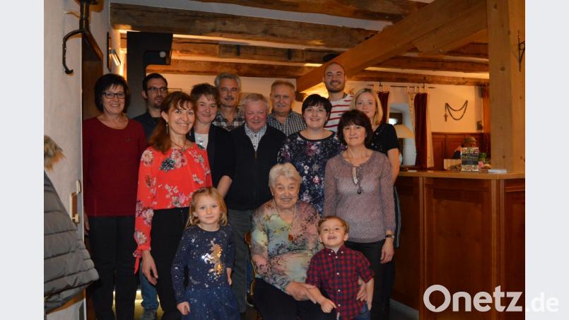 Viele Hände von Familienangehörigen und Ehrengästen durfte Karolina Herdegen (vorne, Mitte) an ihrem 90. Geburtstag schütteln. Bild: bej