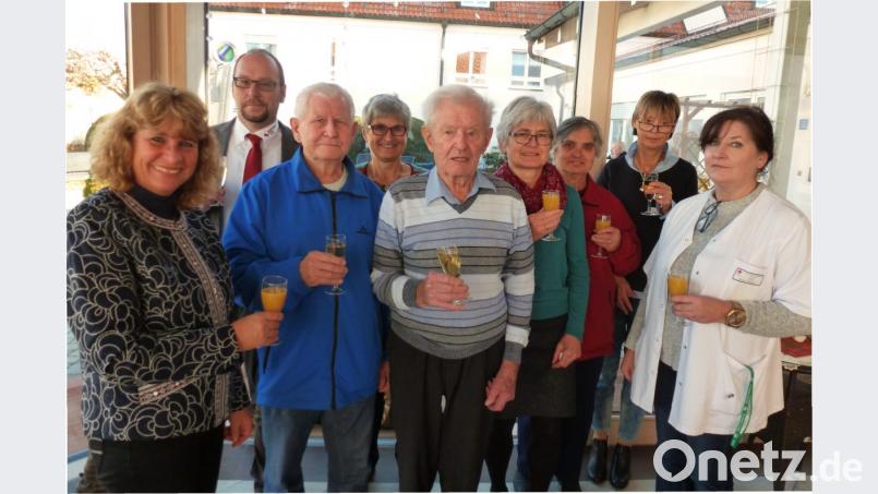Ein Prosit auf den Jubilar: Schon am Vormittag stoßen Familie, Freunde und das Seniorenheim-Personal auf Wilfried Strauß (Mitte) mit einem Glas Sekt an. Die große Feier zum 90. Geburtstag findet später noch im Gasthaus Bayer in Wildenreuth statt. Bild: ckl