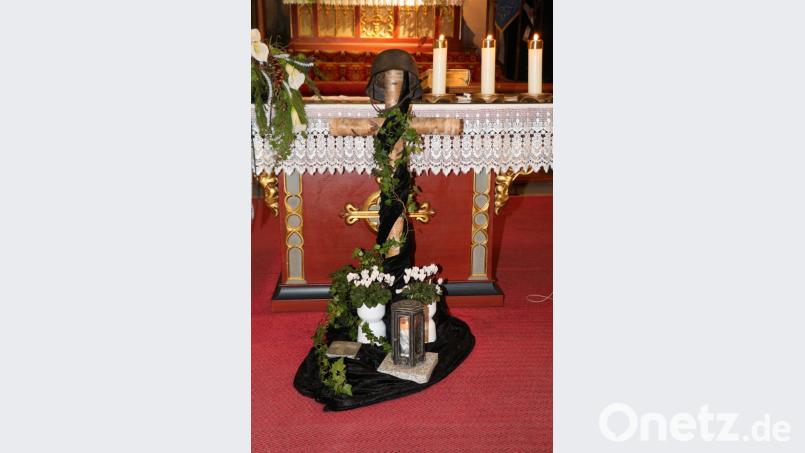 Der Altarraum der Pfarrkirche ist anlässlich des Volkstrauertages passend geschmückt. Bild: rpp