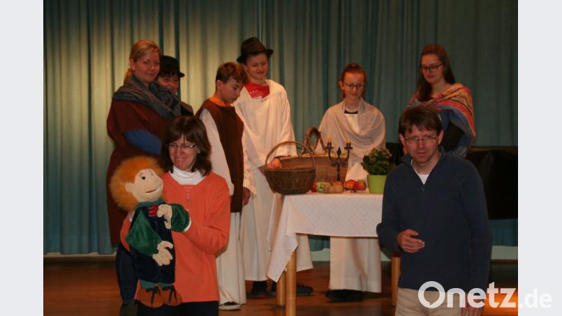 Mit einem Theaterstück über das Zehntfest im Tempel aus dem Alten Testament werden die teilnehmenden Mädchen und Jungen des ökumenischen Kinderbibeltages auf das Tagesthema „Teilen“ eingestimmt. Bild: fpoz