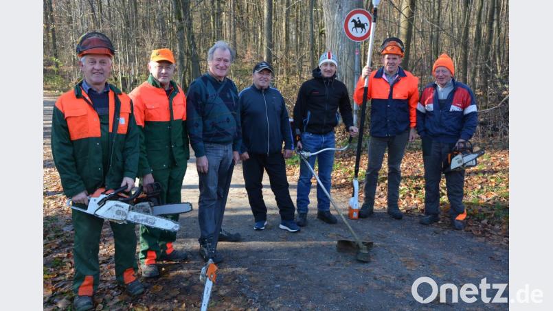Das ehrenamtliche TuS-Team packt kräftig an. Jetzt sind die Loipen im Großbüchlberger Forst für den bevorstehenden Winter vorbereitet worden. Von links Peter und Franz Grillmeier, TuS-Präsident Anton Bauernfeind, Reinhold Wedlich, Thomas Schiffmann, Manfred Günthner und Rudolf Hartwich. Bild: jr