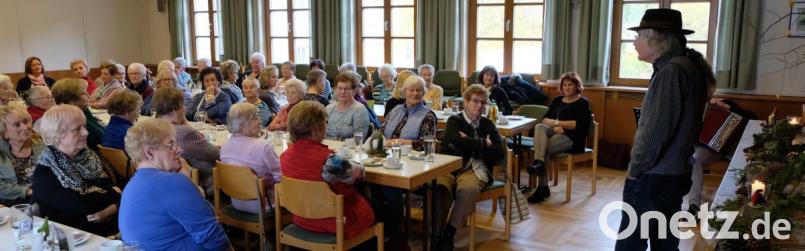 Hannes Rupprecht (stehend) setzt den grünen Hut auf, "dass das Hirn beieinander bleiben kann", und legt mit Geschichten los. Bild: le