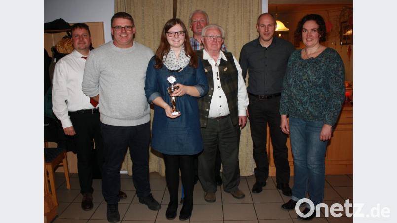 Im Bild von links: Udo Hildebrand, G. Tretter, Lisa Marie Schiener, Rainald Roderer, Rudolf Kreuzer, 2. Bürgermeister Markus Preisinger, Tina Zeitler. Bild: lk