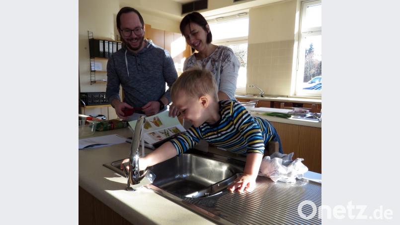 Zum Gemüse waschen war Felix schneller am Wasserhahn, als die Eltern sich das vorstellen konnten. Tanja und Benjamin Sieder ließen ihr Söhnchen lachend gewähren. Bild: ubb