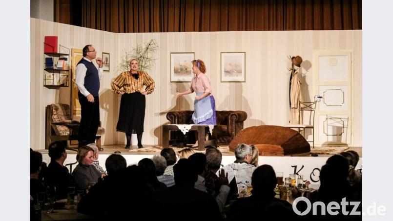 Der Sturz vom Hocker auf die Couch bleibt nicht ohne Folgen: Hilde (Kerstin Ackermann, rechts) und Apotheker Theobald Kümmerling (Hans Feischmann, links) werden gerade vermeintlich in flagranti von Babette, der Dame des Hauses Kümmerling (Saskia Krügelstein, Mitte), erwischt. Erklärungsversuche sind da zwecklos. Bild: u