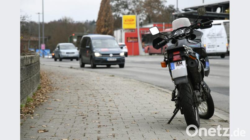 Seit der Halter am vergangenen Mittwoch auf dem Kaiser-Ludwig-Ring mit seiner Enduro gestürzt war, steht die Maschine als Verkehrshindernis auf dem Rad- und Fußweg gegenüber dem Busbahnhof. Die Polizei vermutet, dass der Fahrer (43) womöglich noch im Krankenhaus liegt und sich bisher nicht um den Abtransport kümmern konnte. Bild: Petra Hartl