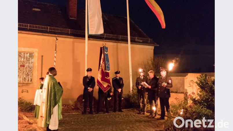 Bei der Kranzniederlegung zeigte die Feuerwehr Bernstein mit vielen Teilnehmern Gesicht. Bild: dtr